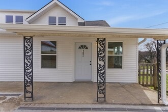 Building Photo - 2303 Parkview Ave