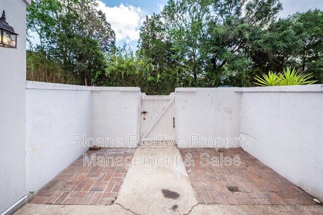 Building Photo - 854 Colony Dr