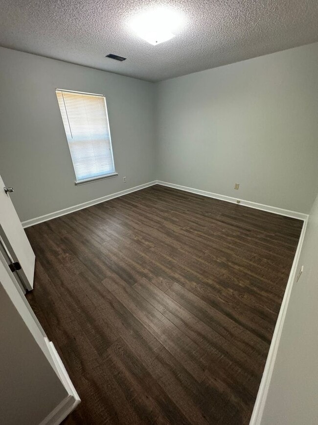 Building Photo - 3-Bedroom, 1.5-bathroom Brick Home with Garage ***RENT SPECIAL: FIRST MONTH FREE RENT!!!***