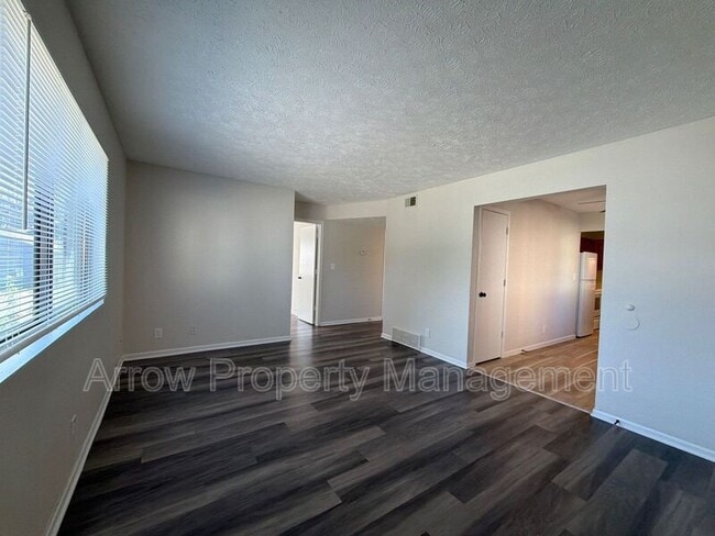 Building Photo - 922 A St