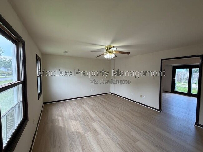 Building Photo - 5145 Cottonwood Ct