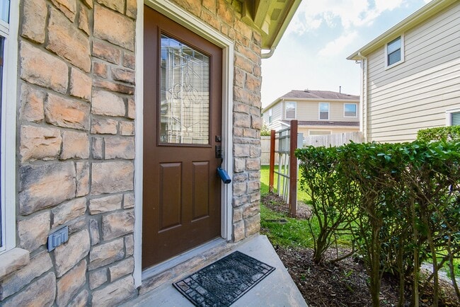Building Photo - 16021 Summerville Lake Dr