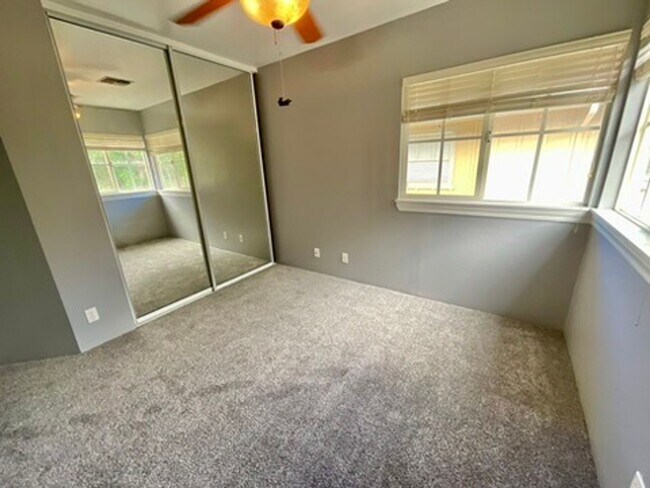 Building Photo - 4 bedroom, 2.5 bath, Mountain and Ocean Balcony Views, Solar Panels