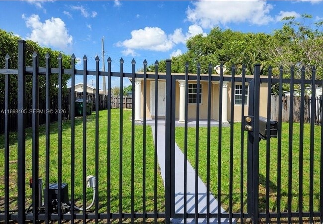 Building Photo - 1831 Rutland St