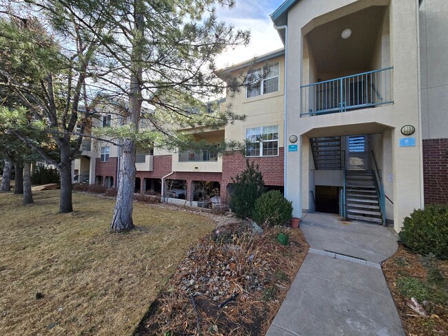 Building Photo - Fresh 2 bedroom, 2 bathroom condo located ...