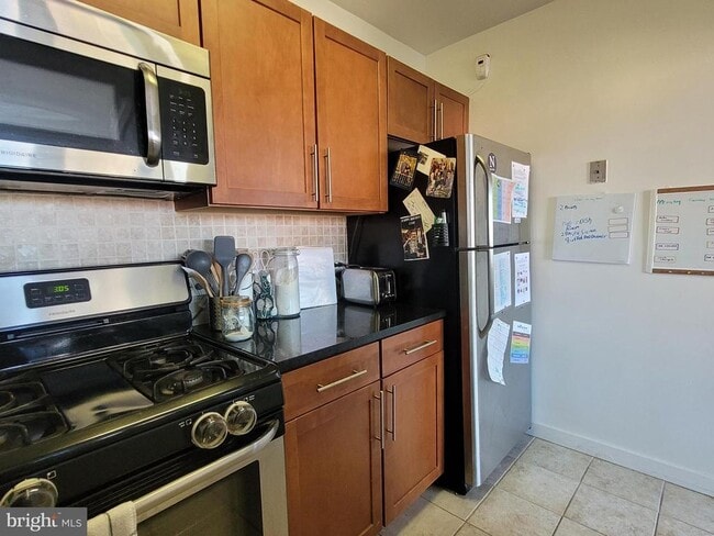 Building Photo - 200 Locust St