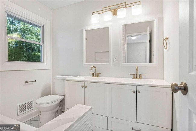 Building Photo - 2905 Gresham Rd S E