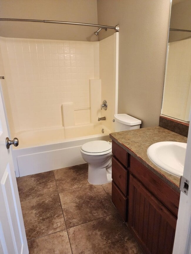 Building Photo - Charming Townhome