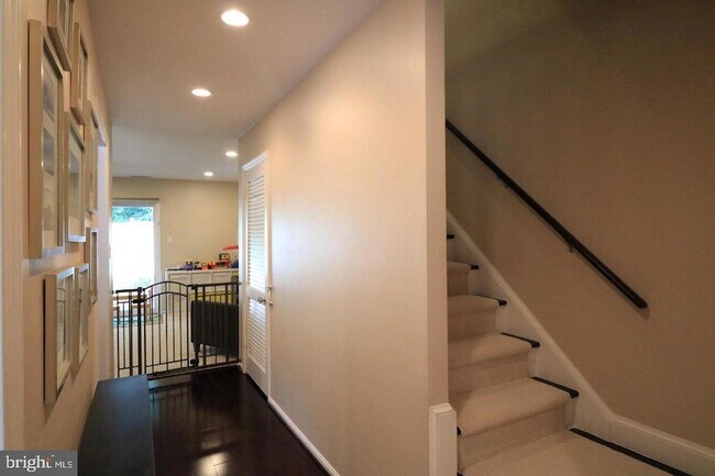 Building Photo - 748 Azalea Dr