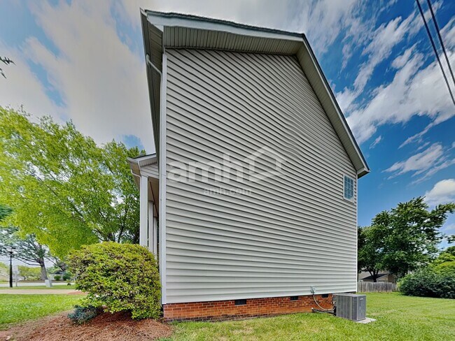 Building Photo - 105 Village Club Ln