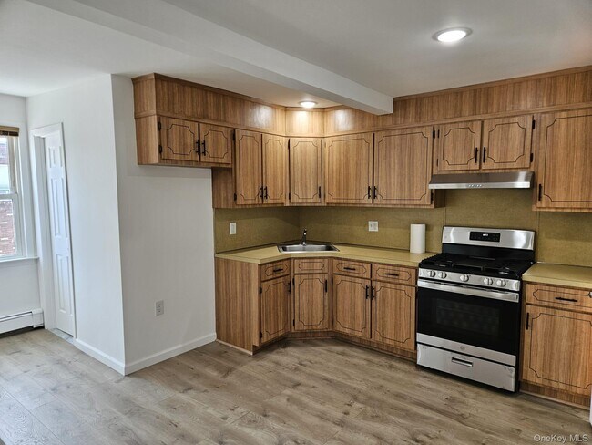 Building Photo - 480 Westbury Ave