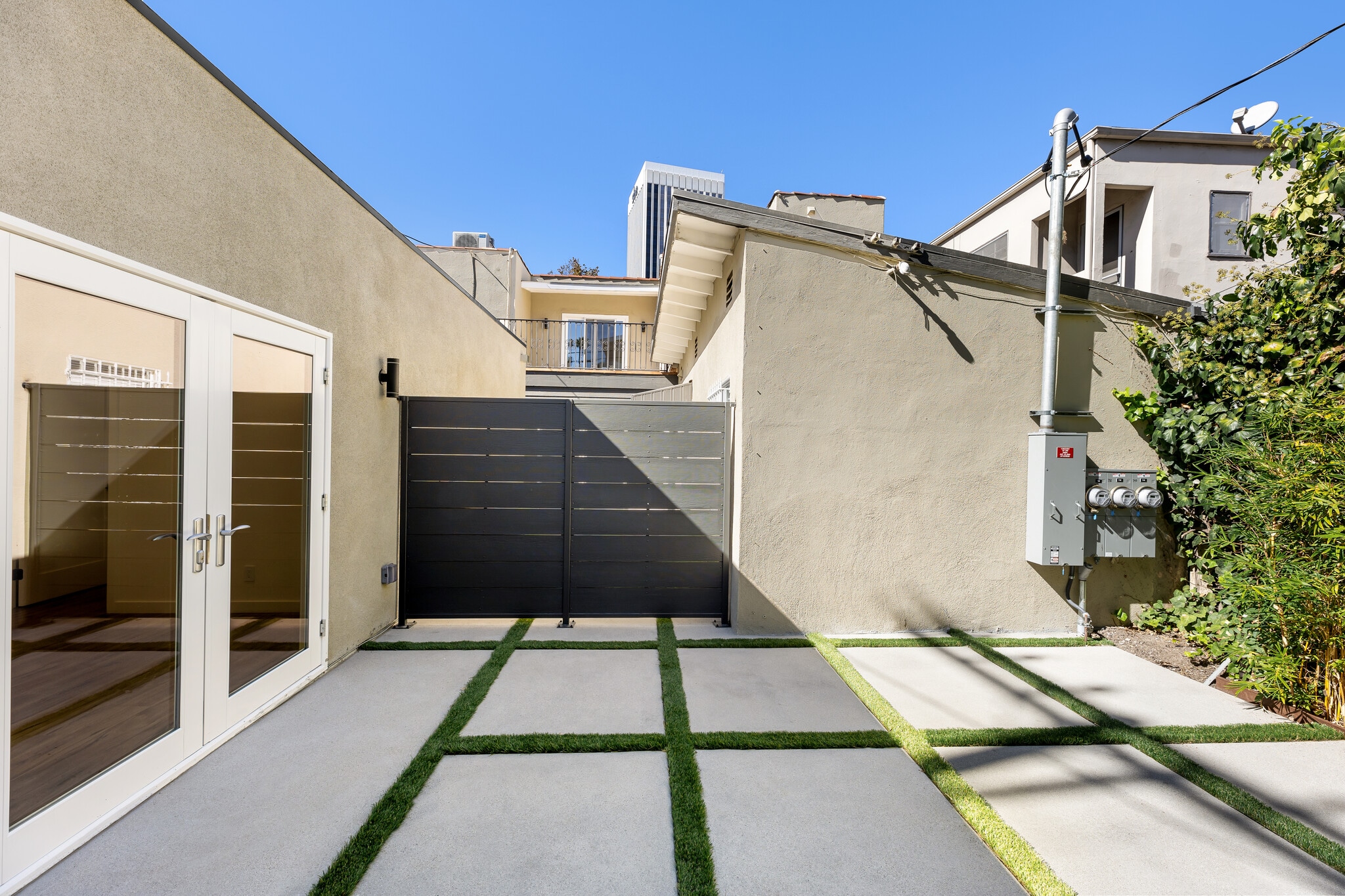 patio - 738 S Stanley Ave