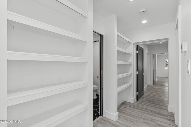 Building Photo - 2502 E Whitton Ave