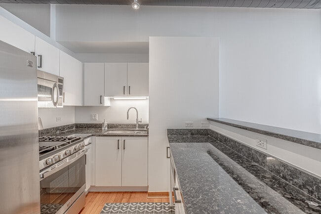 Building Photo - 333 W Hubbard St