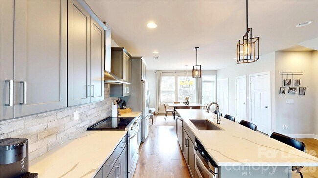 Building Photo - 2115 Isom St