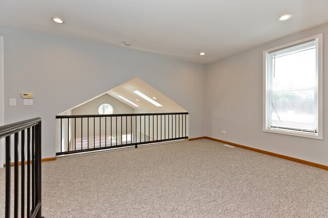 Building Photo - 2338 N Greenview Ave