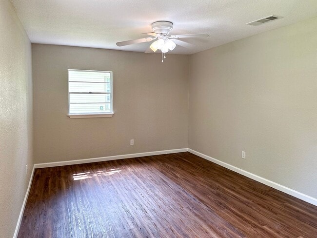 Building Photo - 4 Bedroom / 2 Bath