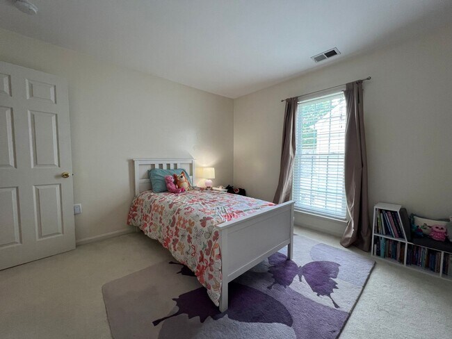 Building Photo - Impressive 4 Bedroom 3.5 Single-Family Hom...