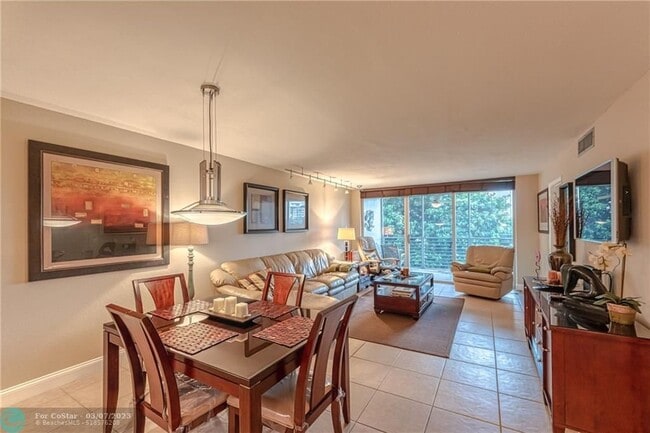 Building Photo - 3850 Oaks Clubhouse Dr