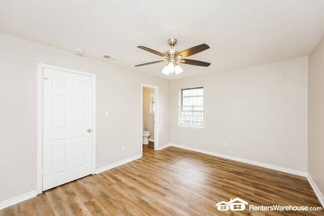 Building Photo - Newly renovated spacious 4 bed/2 bath, wit...