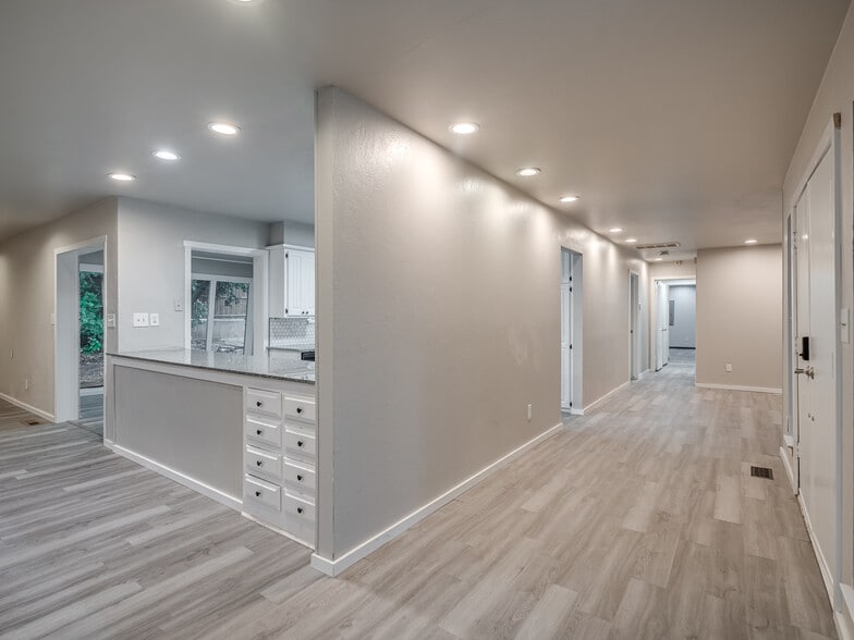Building Photo - 12136 Thorn Ridge Rd