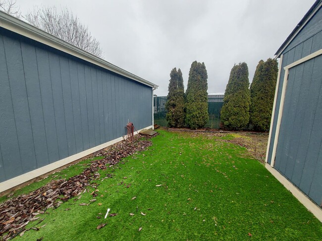 Building Photo - Available Now 3 bedroom, 2bath!!