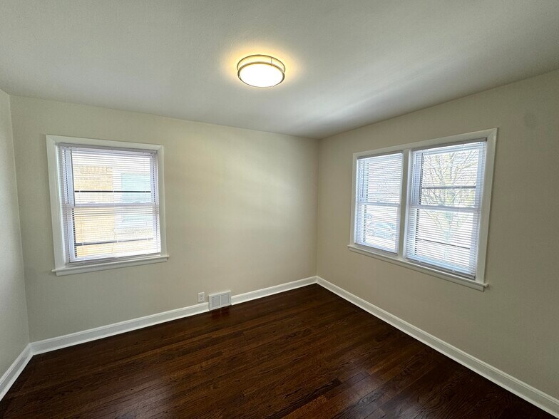 Building Photo - 8627 W Burleigh St