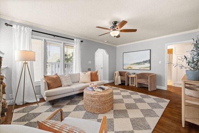 Building Photo - Welcome to this stunning 4-bedroom, 2-bath...