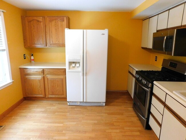 Building Photo - 3 Floor Condo Located In Country Setting -...