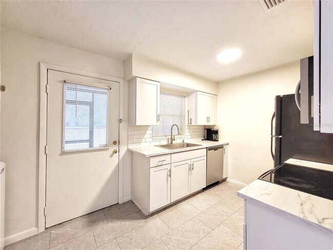 Building Photo - 2635 SW 35th Pl