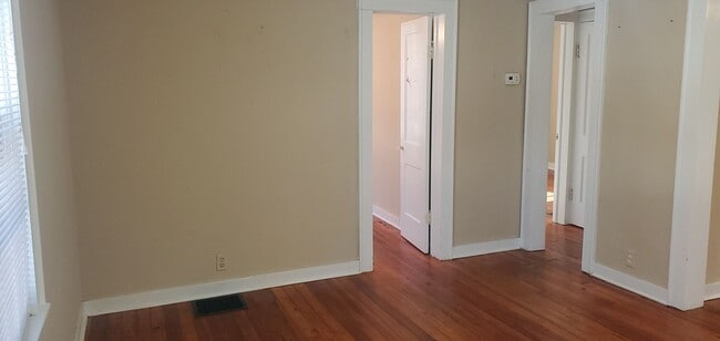 Building Photo - 2 bd, 1 ba house in central west Columbia, wood floors, new paint, low traffic road