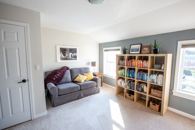 Building Photo - 9 Falkland Pl