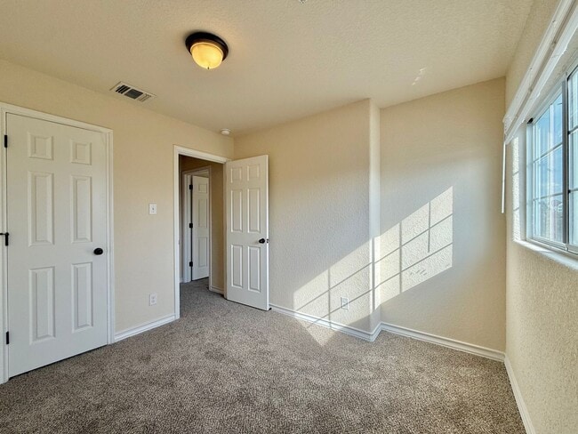 Building Photo - 3 bed 2 bath townhome in Leon Valley near ...