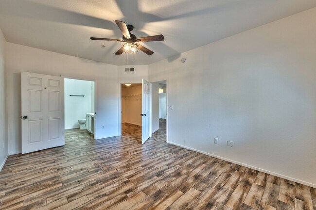 Building Photo - 2291 W Horizon Ridge Pkwy