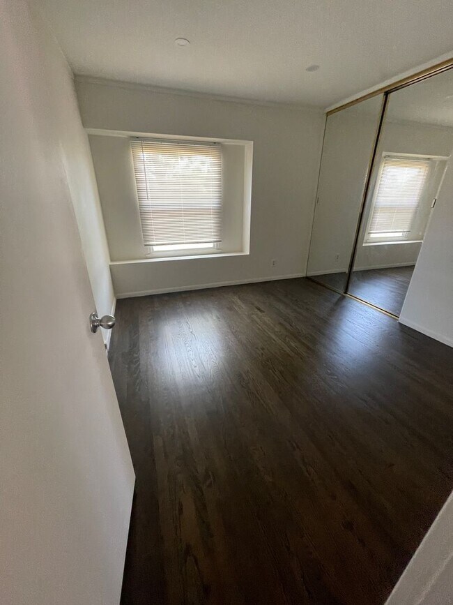 Building Photo - Charming 3br 1bth - Quiet Street