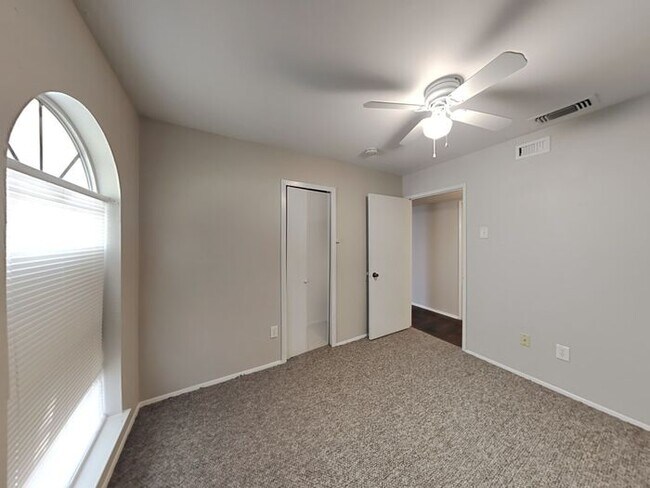 Building Photo - No Application Fee* Plus $250 Off First 2 ...