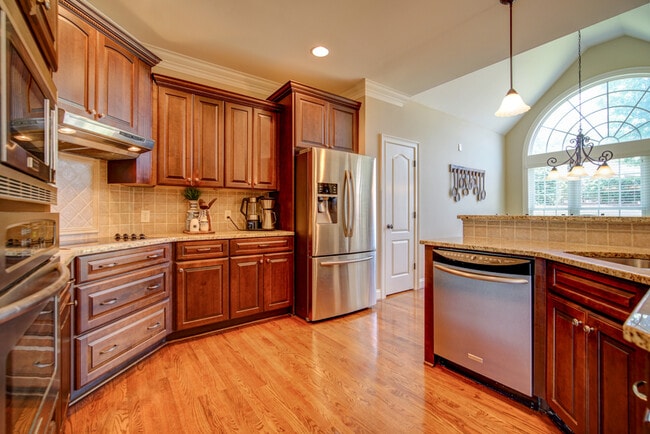 Building Photo - 5 BR, 3 BA Home Quiet Cul de Sac, Convenie...