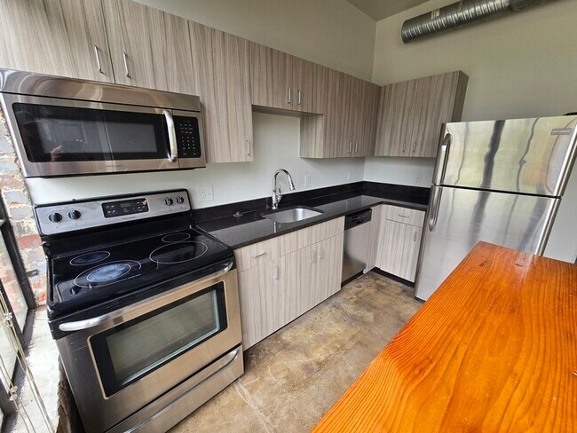 Building Photo - 123 Pine St