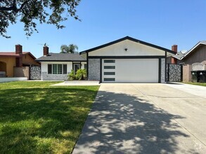 Building Photo - 3 Bedroom Home in Ontario