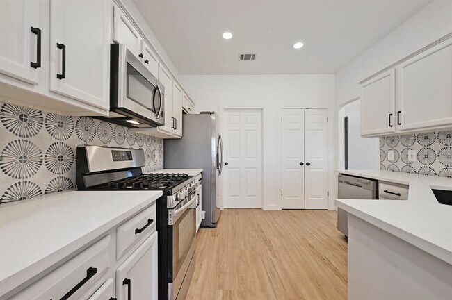 Building Photo - 2738 Winding Brook Dr