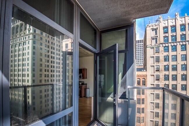 Building Photo - High floor 2b2b unit right by Westloop