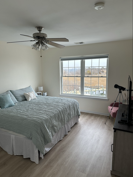 Guest room: King bed - 26 Bowsprit Dr