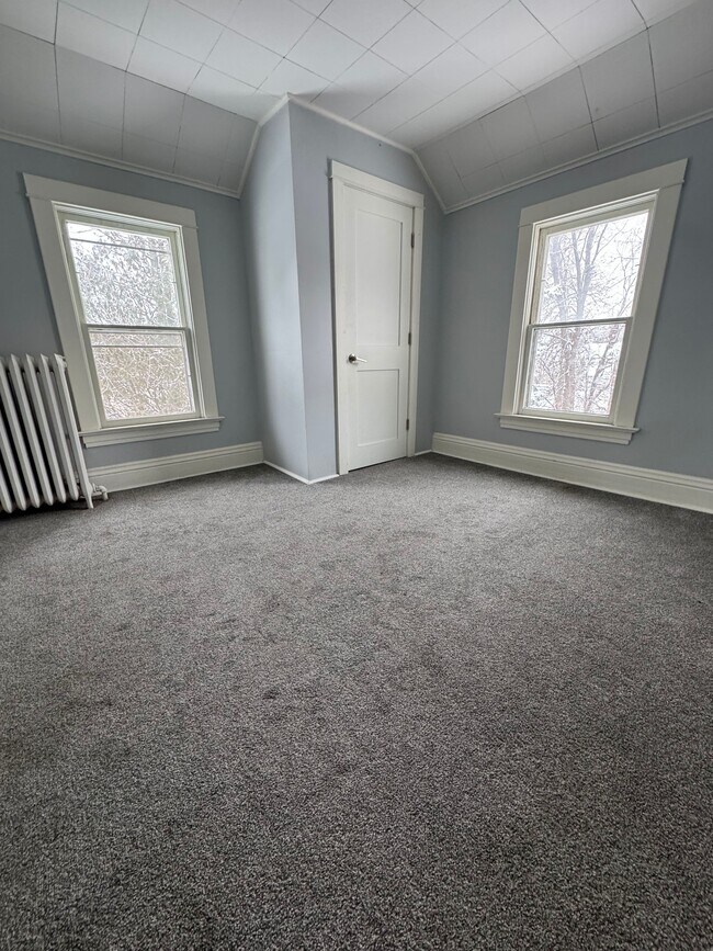 Building Photo - 804 6th Ave S