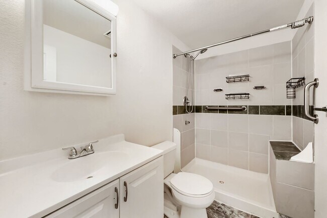 Building Photo - Evolve Real Estate: Meticulous Executive 4 Bedroom Plus Finished Basement Available IMMEDIATELY!
