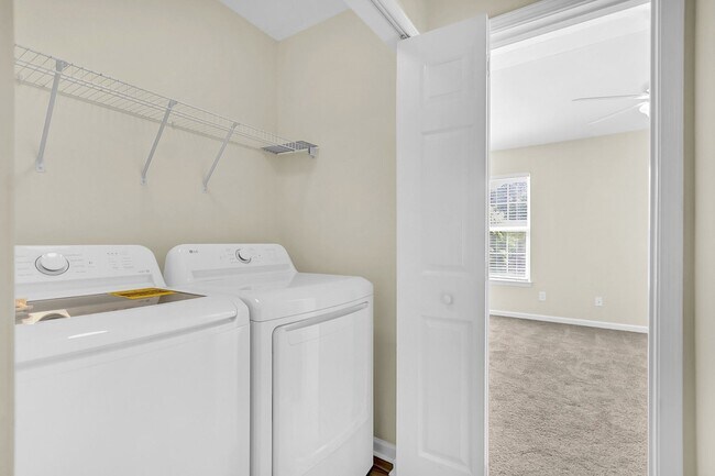 Building Photo - Easy, Modern Comfort in a Prime Charleston Location!