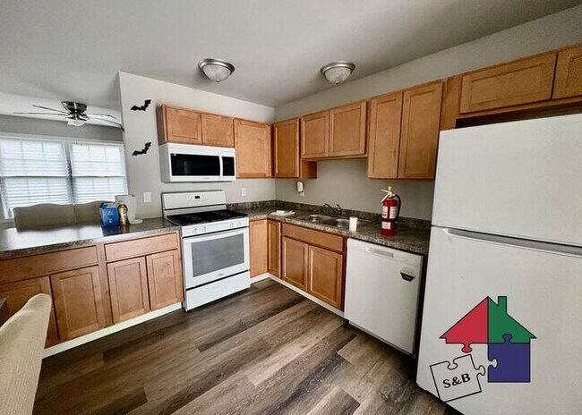 Building Photo - Room to Relax: 3BR/2.5BA Townhome in Milton
