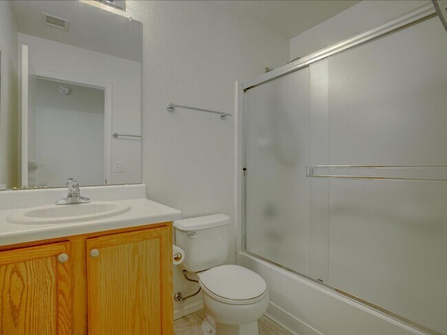 Building Photo - 3 Bedroom 2 Bathroom