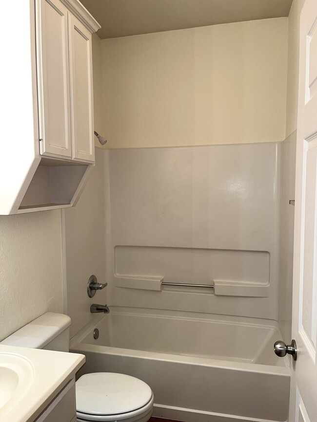 Building Photo - Duplex in Surrey Ridge!