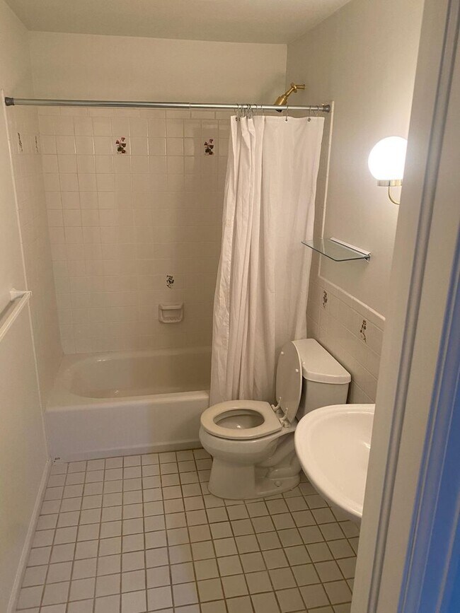 Building Photo - Fantastic 3 bedroom, 3 bath, 2 car garage patio home in Biscayne!