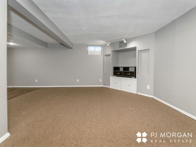 Building Photo - 1409 Thomas Dr